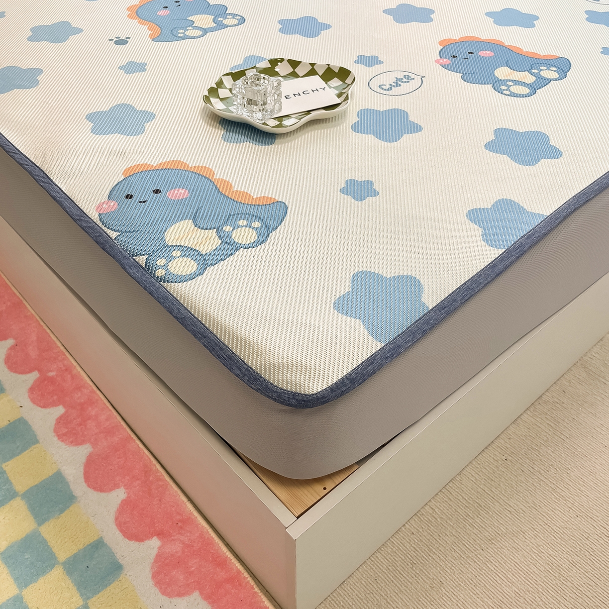 91家纺网 家纺一手货源 找家纺 懒猫家纺 2026春夏新款600D数码印花冰藤凉席席子-床笠款 小恐龙