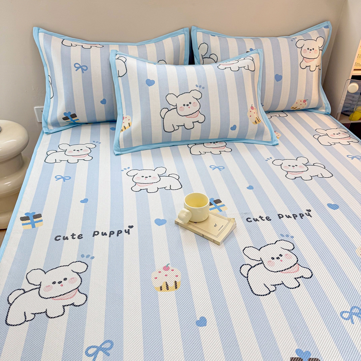 91家纺网 家纺一手货源 找家纺 懒猫家纺 2026春夏新款600D数码印花冰藤凉席席子-床笠款 甜品小狗