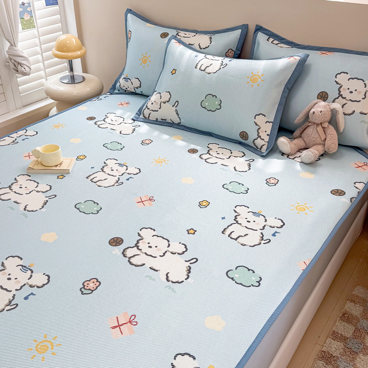 91家纺网 家纺一手货源 找家纺 懒猫家纺 2026春夏新款600D数码印花冰藤凉席席子-床笠款 玩耍小狗-蓝