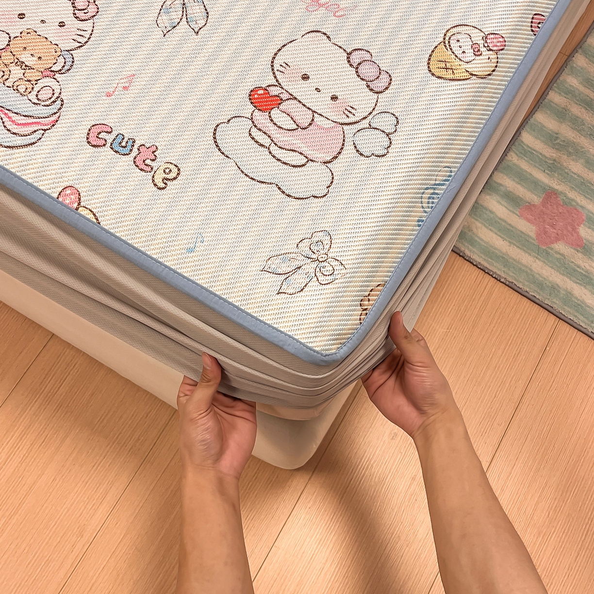 91家纺网 家纺一手货源 找家纺 懒猫家纺 2026春夏新款600D数码印花冰藤凉席席子-床笠款 甜心天使