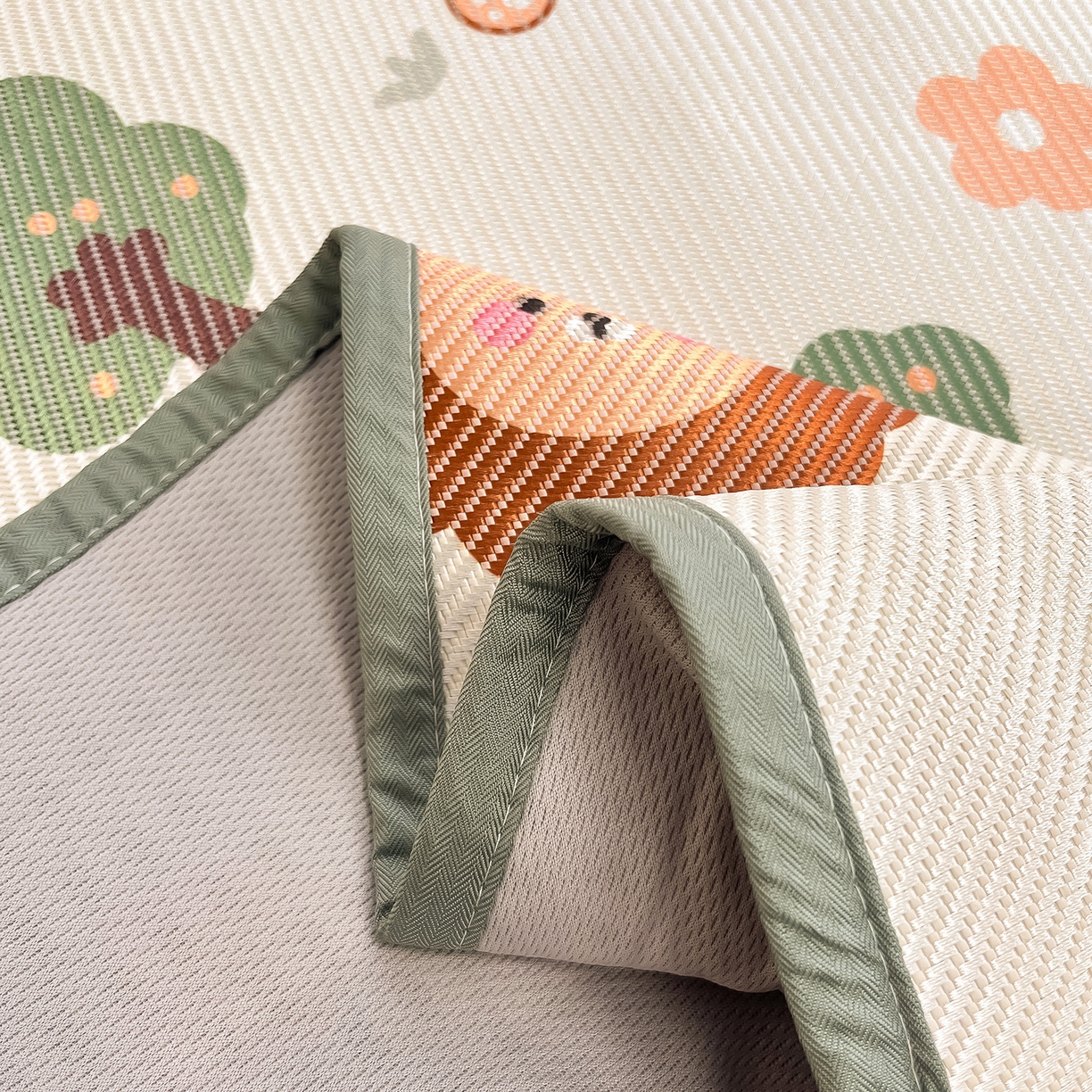 91家纺网 家纺一手货源 找家纺 懒猫家纺 2026春夏新款600D数码印花冰藤凉席席子-床笠款 狮子王