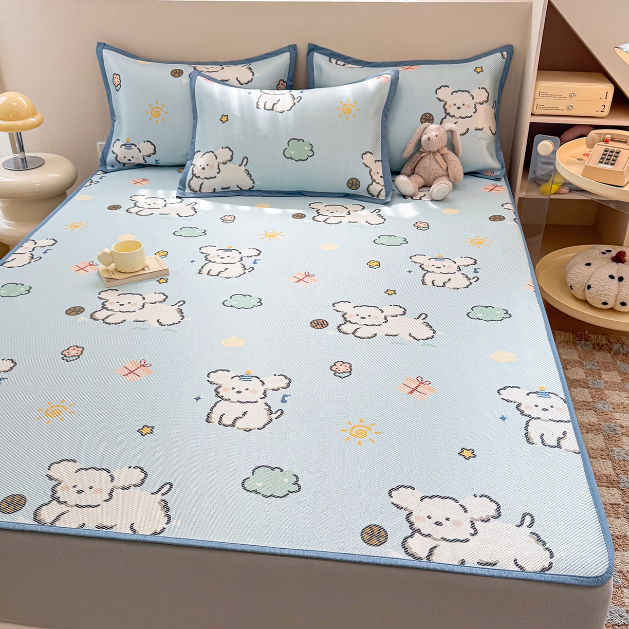 91家纺网 家纺一手货源 找家纺 懒猫家纺 2026春夏新款600D数码印花冰藤凉席席子-床笠款 玩耍小狗-蓝