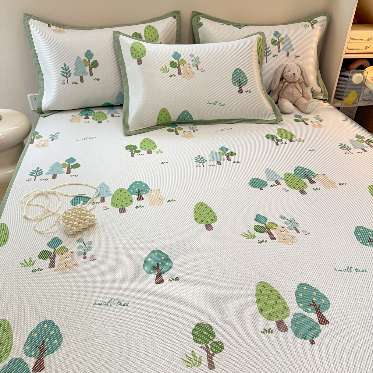 91家纺网 家纺一手货源 找家纺 懒猫家纺 2026春夏新款600D数码印花冰藤凉席席子-床笠款 森林小熊