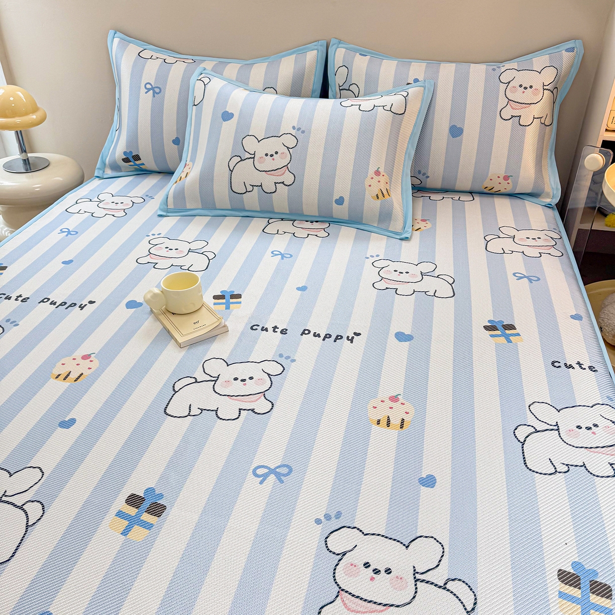 91家纺网 家纺一手货源 找家纺 懒猫家纺 2026春夏新款600D数码印花冰藤凉席席子-床笠款 甜品小狗