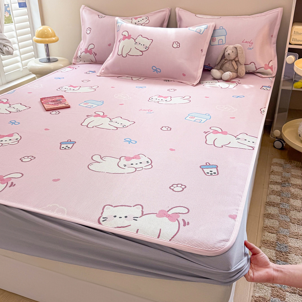 91家纺网 家纺一手货源 找家纺 懒猫家纺 2026春夏新款600D数码印花冰藤凉席席子-床笠款 奶茶猫咪