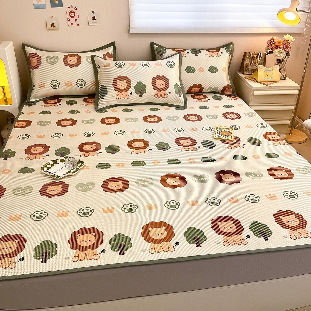 91家纺网 家纺一手货源 找家纺 懒猫家纺 2026春夏新款600D数码印花冰藤凉席席子-床笠款 狮子王