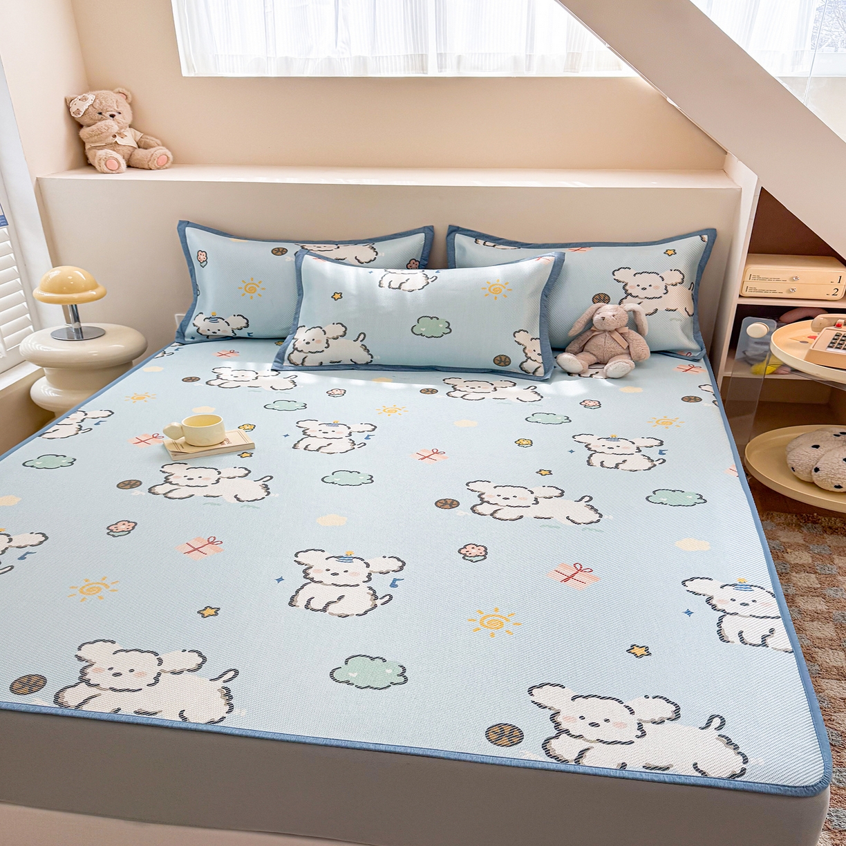 91家纺网 家纺一手货源 找家纺 懒猫家纺 2026春夏新款600D数码印花冰藤凉席席子-床笠款 玩耍小狗-蓝