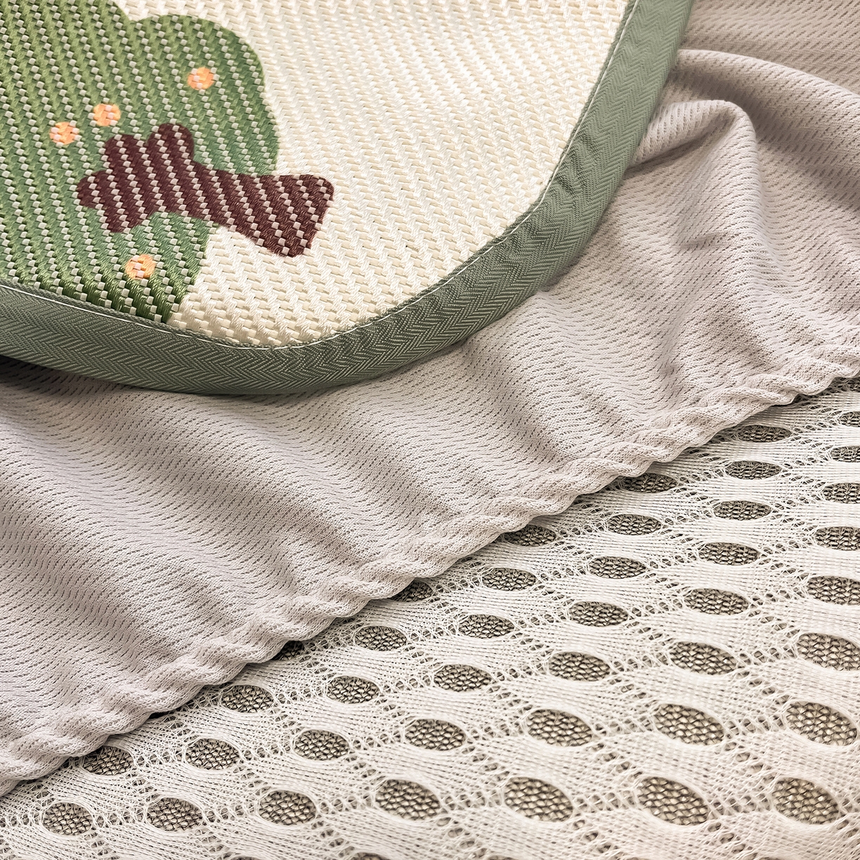 91家纺网 家纺一手货源 找家纺 懒猫家纺 2026春夏新款600D数码印花冰藤凉席席子-床笠款 狮子王