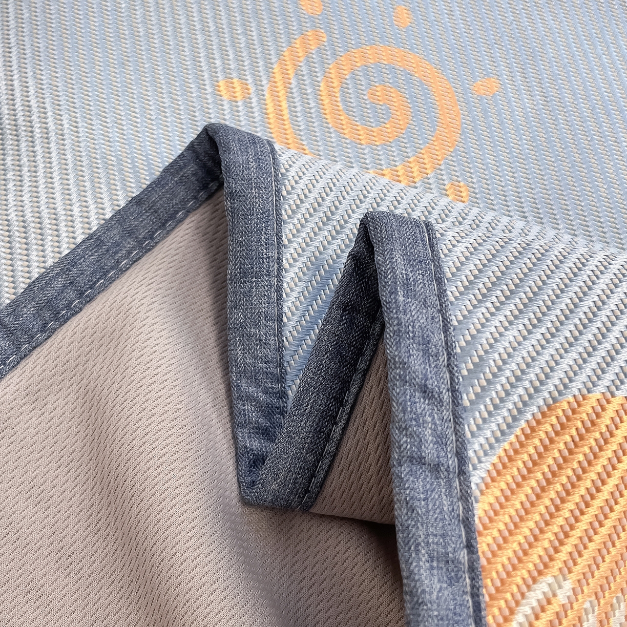 91家纺网 家纺一手货源 找家纺 懒猫家纺 2026春夏新款600D数码印花冰藤凉席席子-床笠款 小鸭子