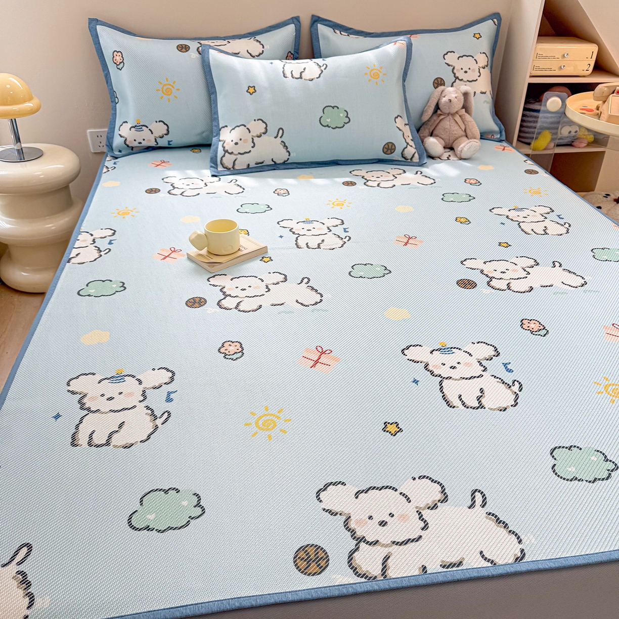 91家纺网 家纺一手货源 找家纺 懒猫家纺 2026春夏新款600D数码印花冰藤凉席席子-床笠款 玩耍小狗-蓝