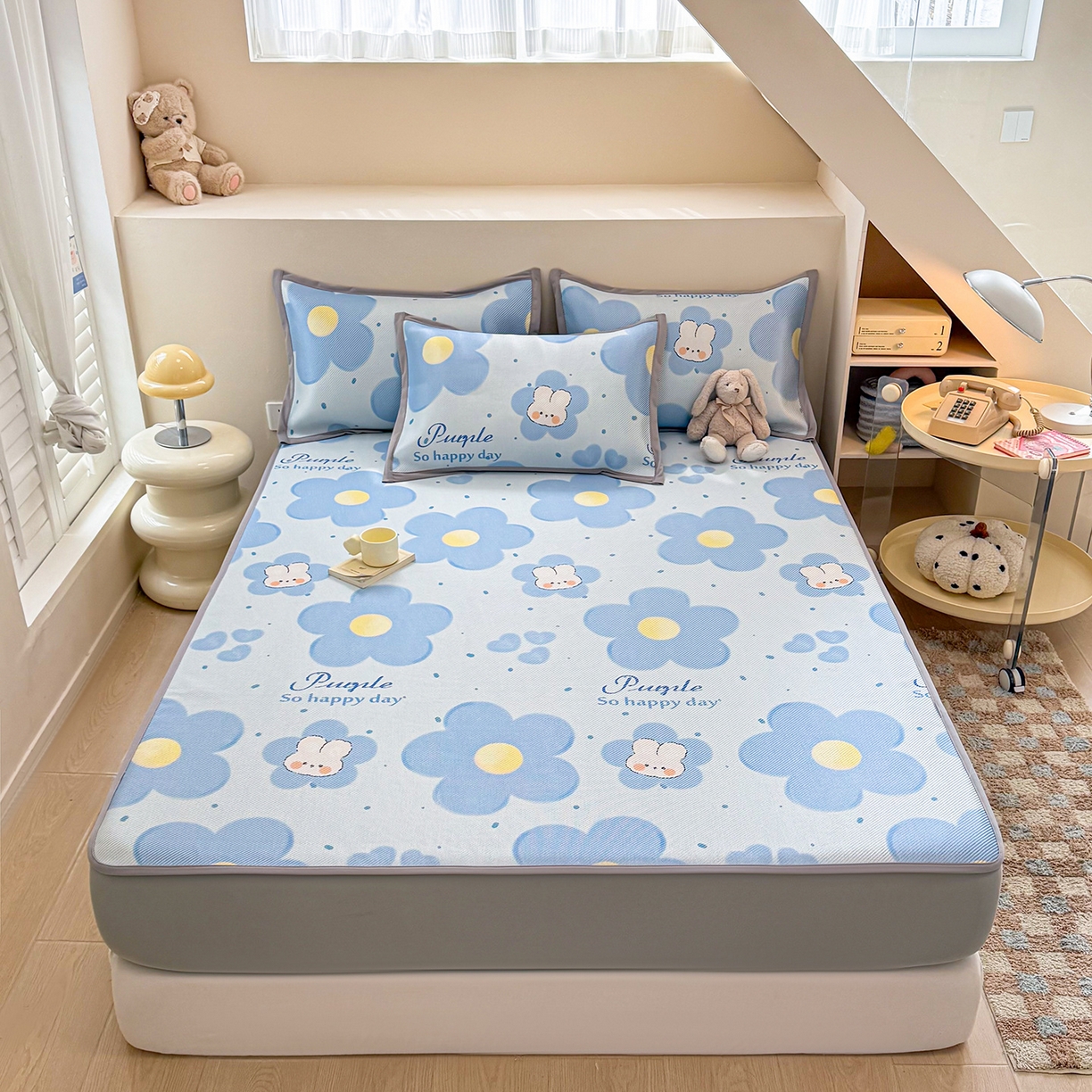 91家纺网 家纺一手货源 找家纺 懒猫家纺 2026春夏新款600D数码印花冰藤凉席席子-床笠款 兔兔花开