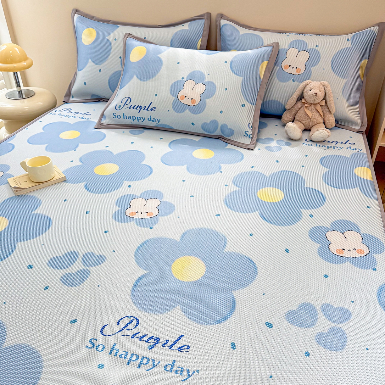 91家纺网 家纺一手货源 找家纺 懒猫家纺 2026春夏新款600D数码印花冰藤凉席席子-床笠款 兔兔花开