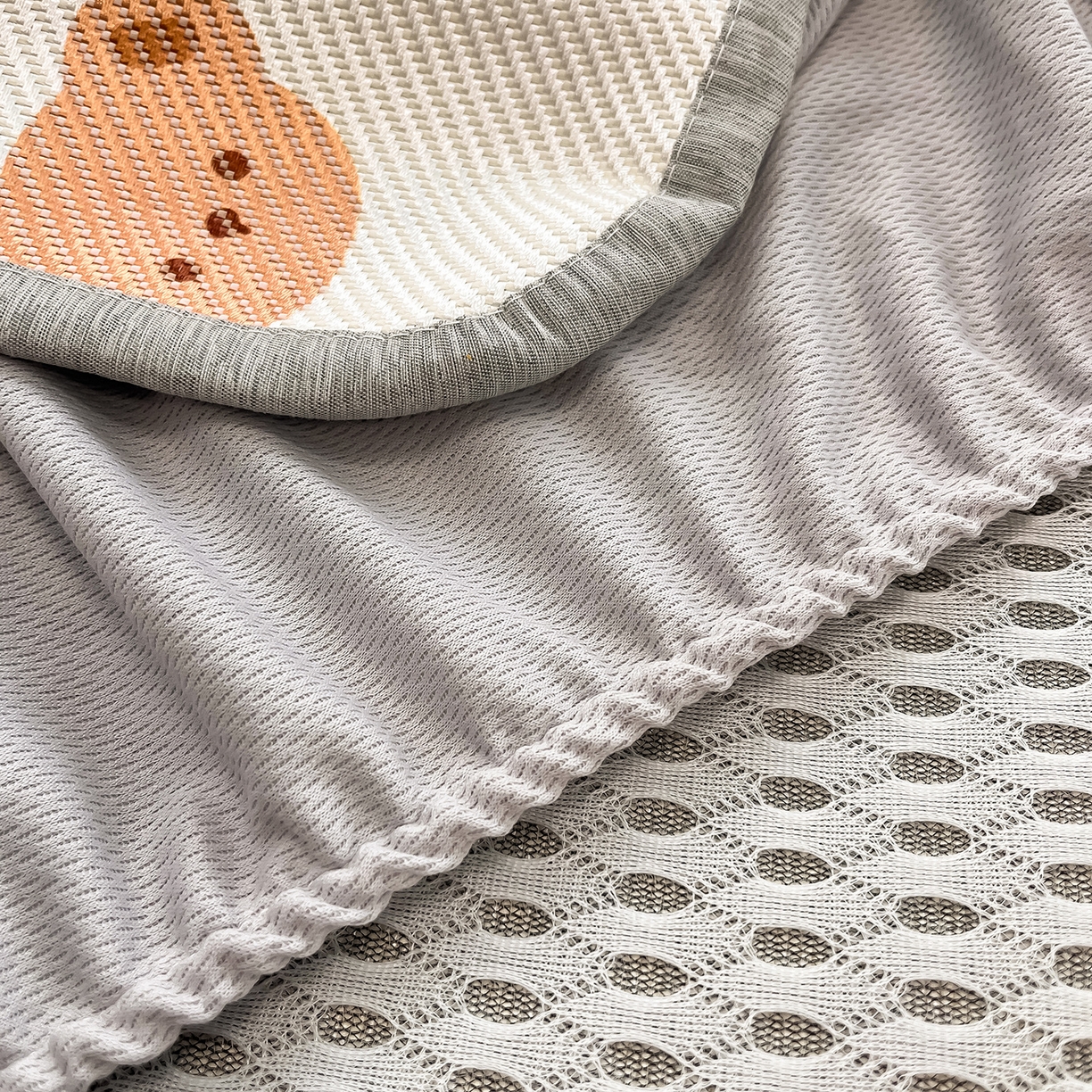 91家纺网 家纺一手货源 找家纺 懒猫家纺 2026春夏新款600D数码印花冰藤凉席席子-床笠款 小熊仔