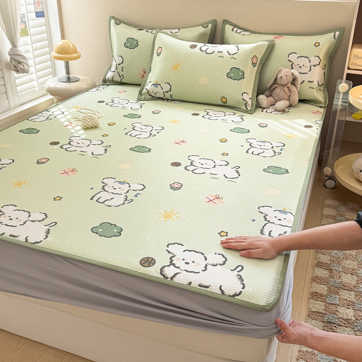 91家纺网 家纺一手货源 找家纺 懒猫家纺 2026春夏新款600D数码印花冰藤凉席席子-床笠款 玩耍小狗-绿