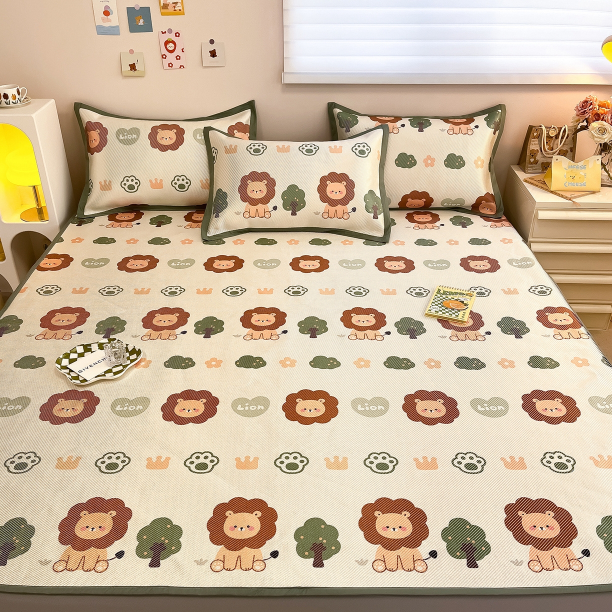 91家纺网 家纺一手货源 找家纺 懒猫家纺 2026春夏新款600D数码印花冰藤凉席席子-床笠款 狮子王