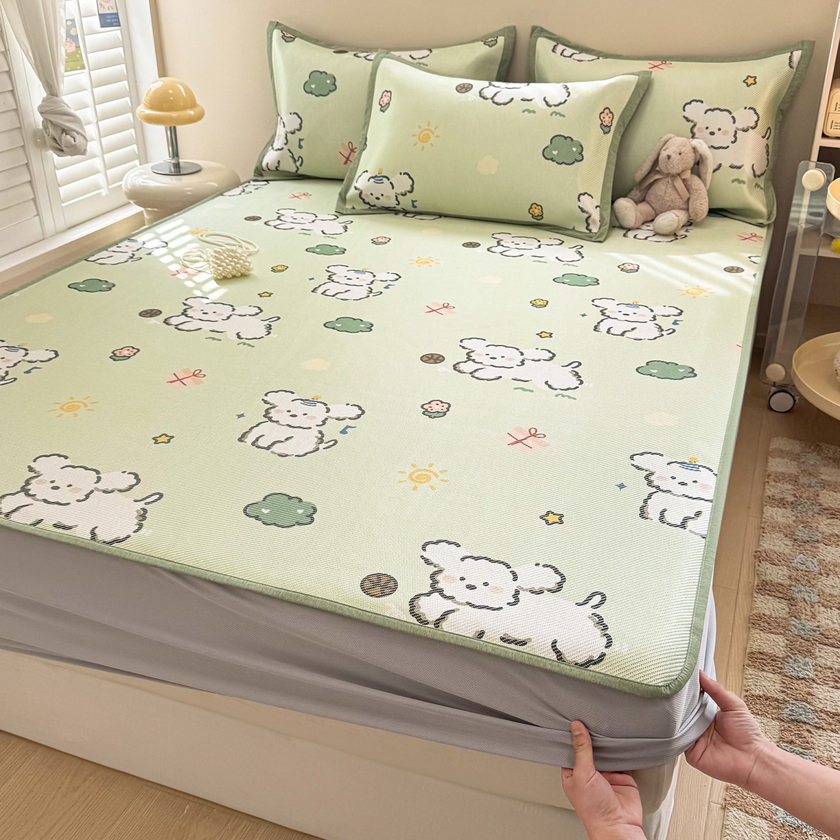 91家纺网 家纺一手货源 找家纺 懒猫家纺 2026春夏新款600D数码印花冰藤凉席席子-床笠款 玩耍小狗-绿