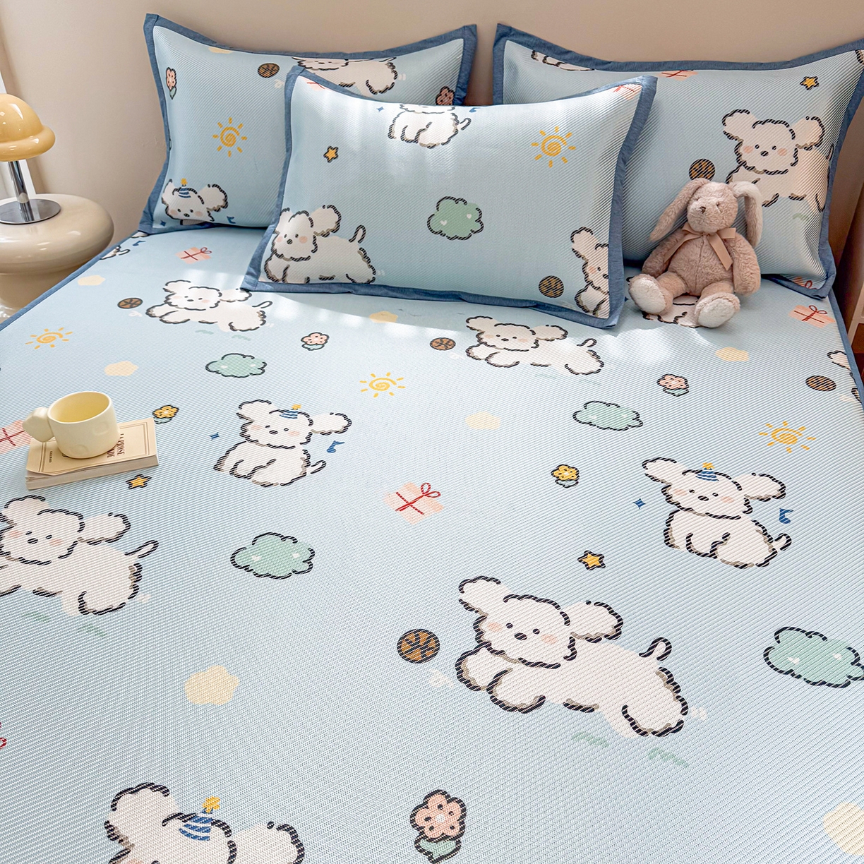 91家纺网 家纺一手货源 找家纺 懒猫家纺 2026春夏新款600D数码印花冰藤凉席席子-床笠款 玩耍小狗-蓝