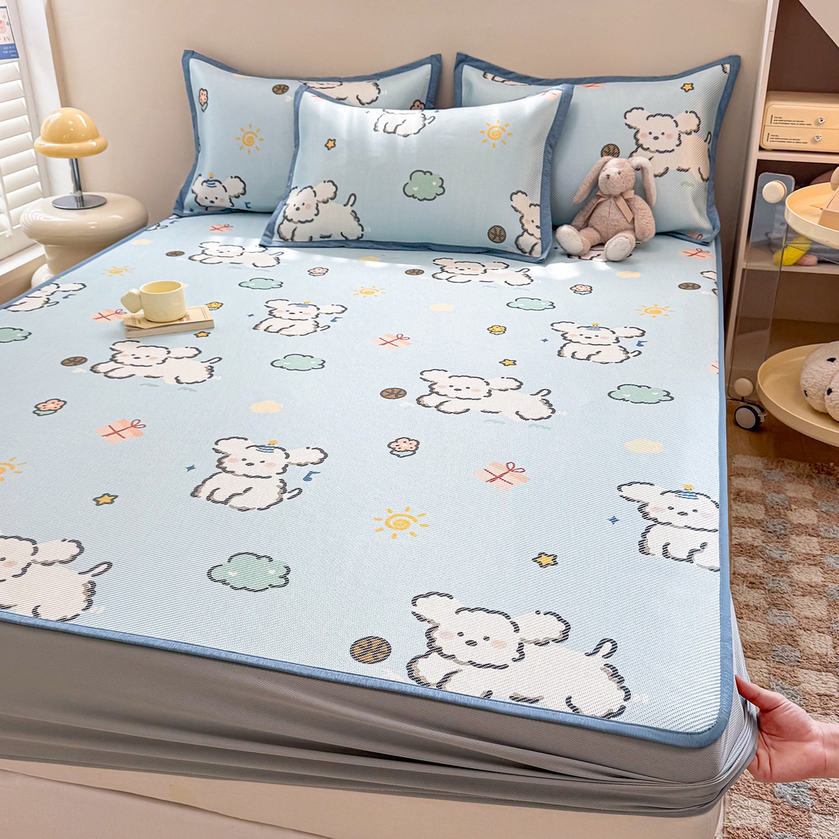 91家纺网 家纺一手货源 找家纺 懒猫家纺 2026春夏新款600D数码印花冰藤凉席席子-床笠款 玩耍小狗-蓝