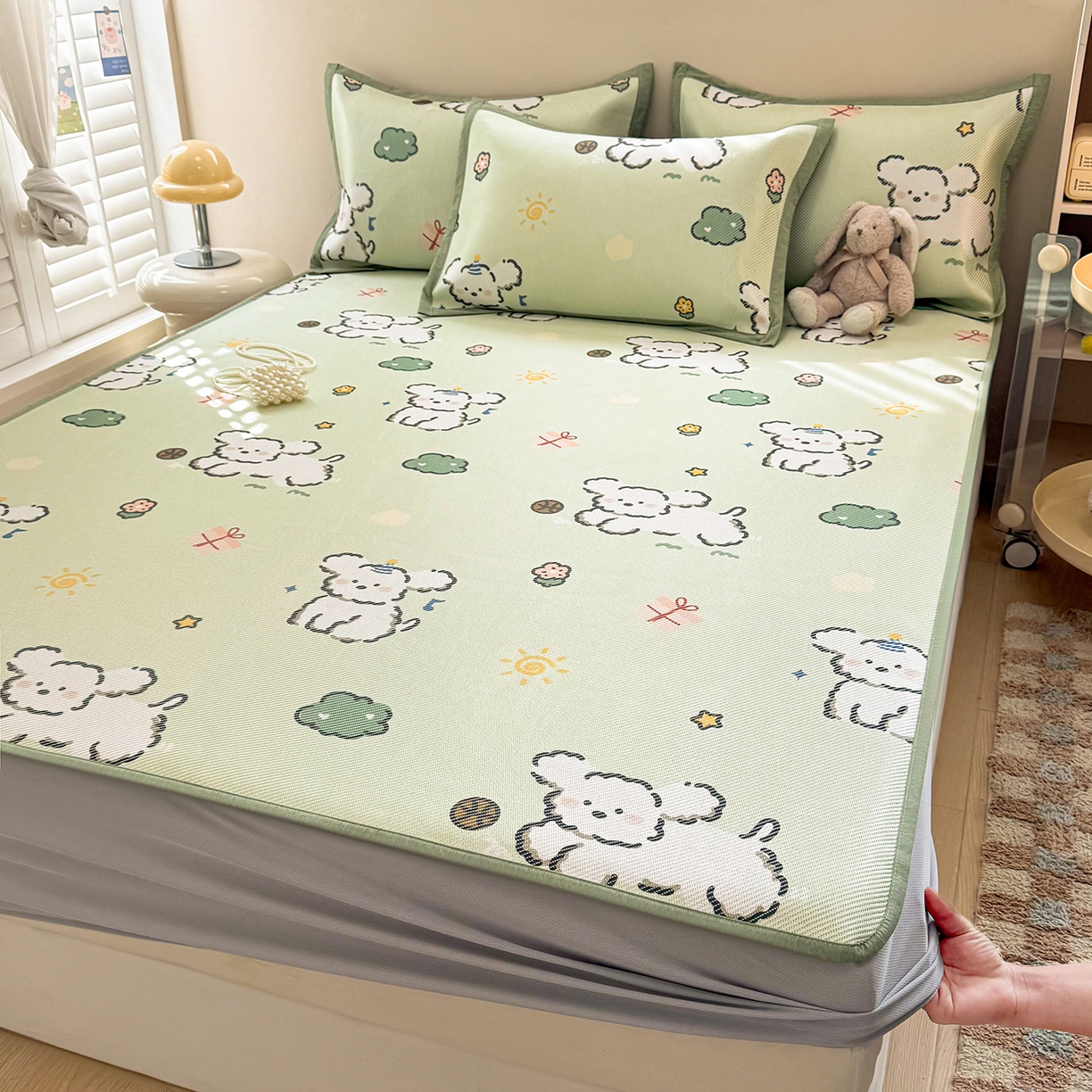 91家纺网 家纺一手货源 找家纺 懒猫家纺 2026春夏新款600D数码印花冰藤凉席席子-床笠款 玩耍小狗-绿