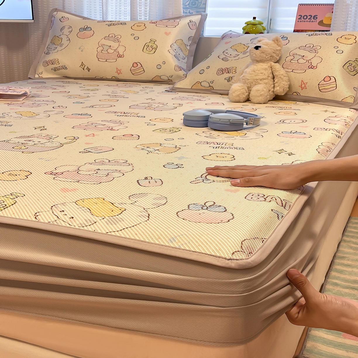 91家纺网 家纺一手货源 找家纺 懒猫家纺 2026春夏新款600D数码印花冰藤凉席席子-床笠款 小猫泡泡浴