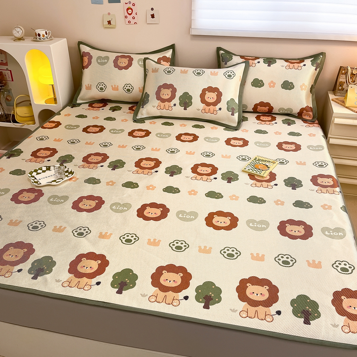 91家纺网 家纺一手货源 找家纺 懒猫家纺 2026春夏新款600D数码印花冰藤凉席席子-床笠款 狮子王