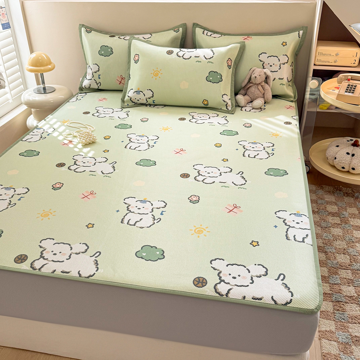 91家纺网 家纺一手货源 找家纺 懒猫家纺 2026春夏新款600D数码印花冰藤凉席席子-床笠款 玩耍小狗-绿