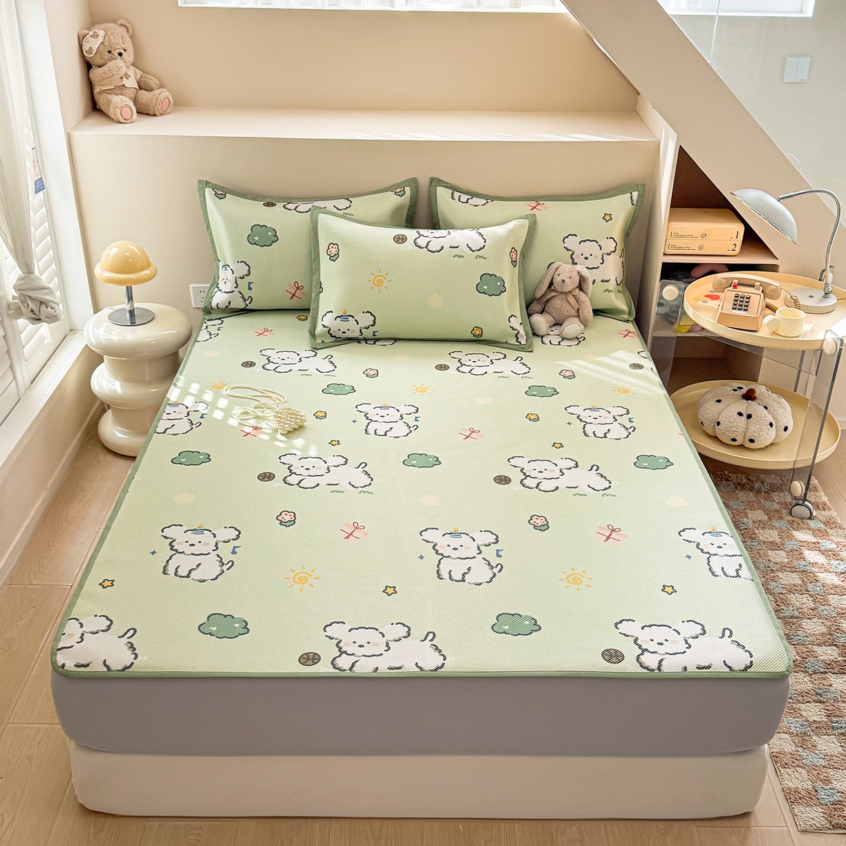 91家纺网 家纺一手货源 找家纺 懒猫家纺 2026春夏新款600D数码印花冰藤凉席席子-床笠款 玩耍小狗-绿