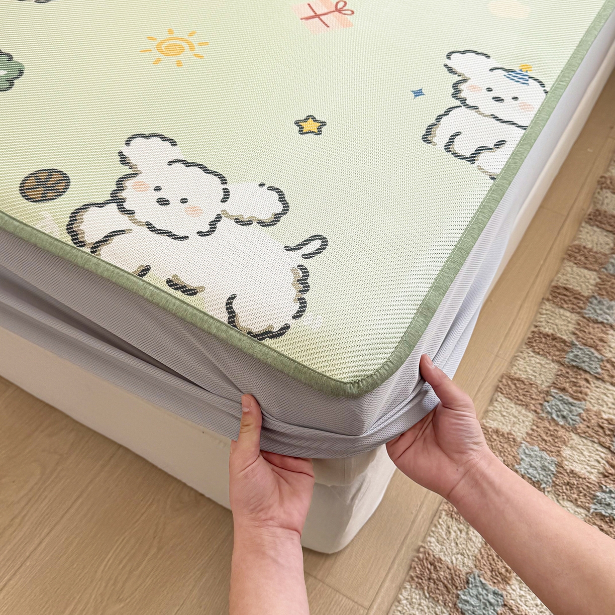 91家纺网 家纺一手货源 找家纺 懒猫家纺 2026春夏新款600D数码印花冰藤凉席席子-床笠款 玩耍小狗-绿