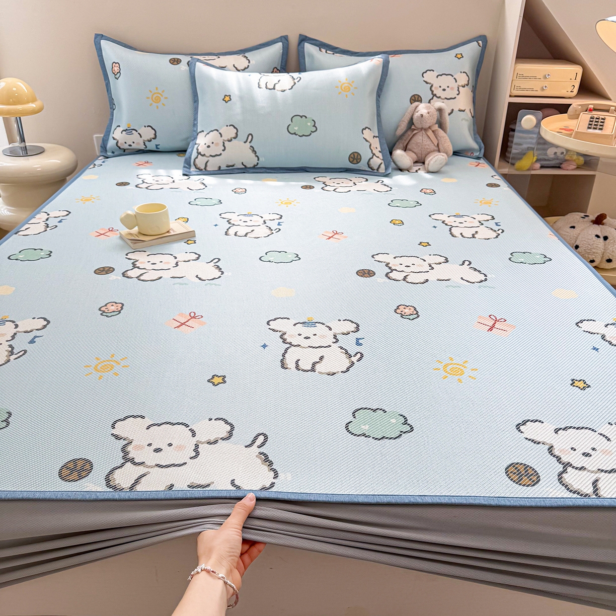 91家纺网 家纺一手货源 找家纺 懒猫家纺 2026春夏新款600D数码印花冰藤凉席席子-床笠款 玩耍小狗-蓝