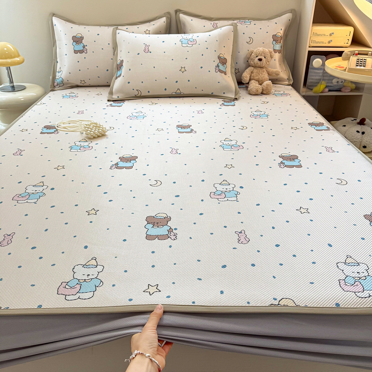 91家纺网 家纺一手货源 找家纺 懒猫家纺 2026春夏新款600D数码印花冰藤凉席席子-床笠款 睡意朦胧