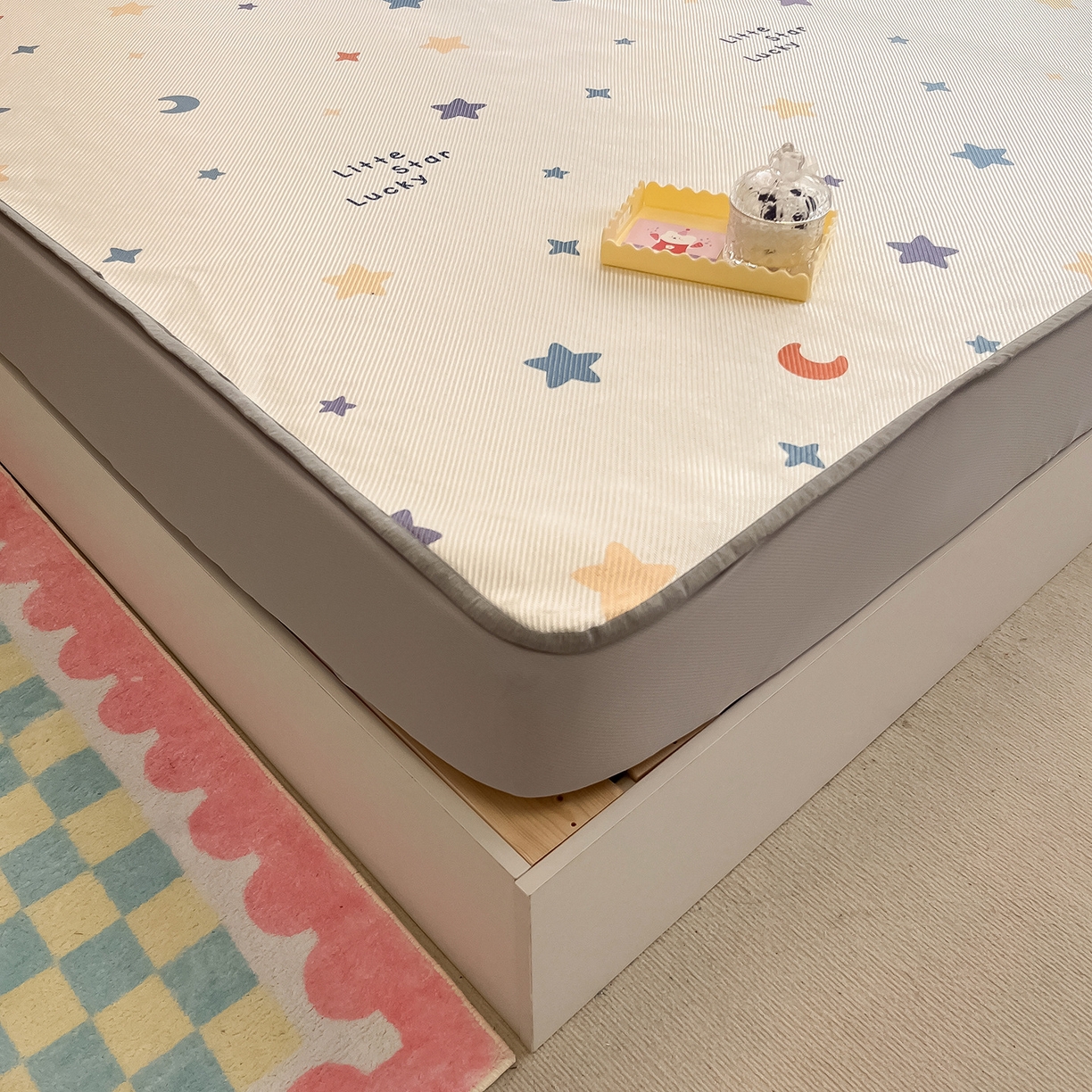 91家纺网 家纺一手货源 找家纺 懒猫家纺 2026春夏新款600D数码印花冰藤凉席席子-床笠款 小星愿