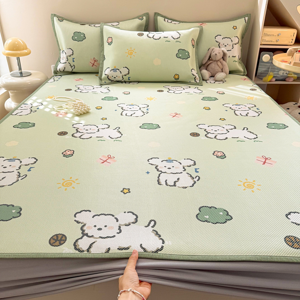 91家纺网 家纺一手货源 找家纺 懒猫家纺 2026春夏新款600D数码印花冰藤凉席席子-床笠款 玩耍小狗-绿