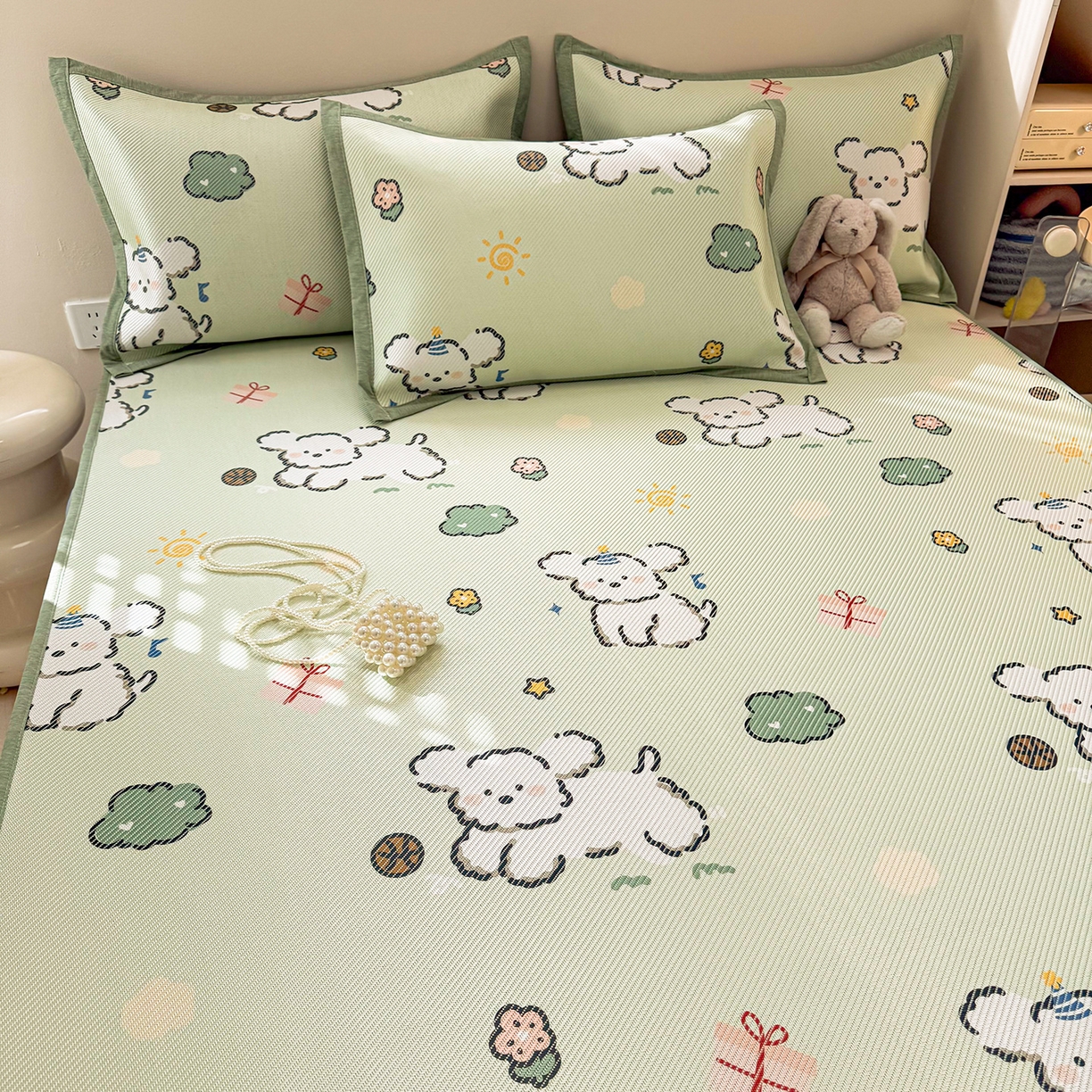 91家纺网 家纺一手货源 找家纺 懒猫家纺 2026春夏新款600D数码印花冰藤凉席席子-床笠款 玩耍小狗-绿