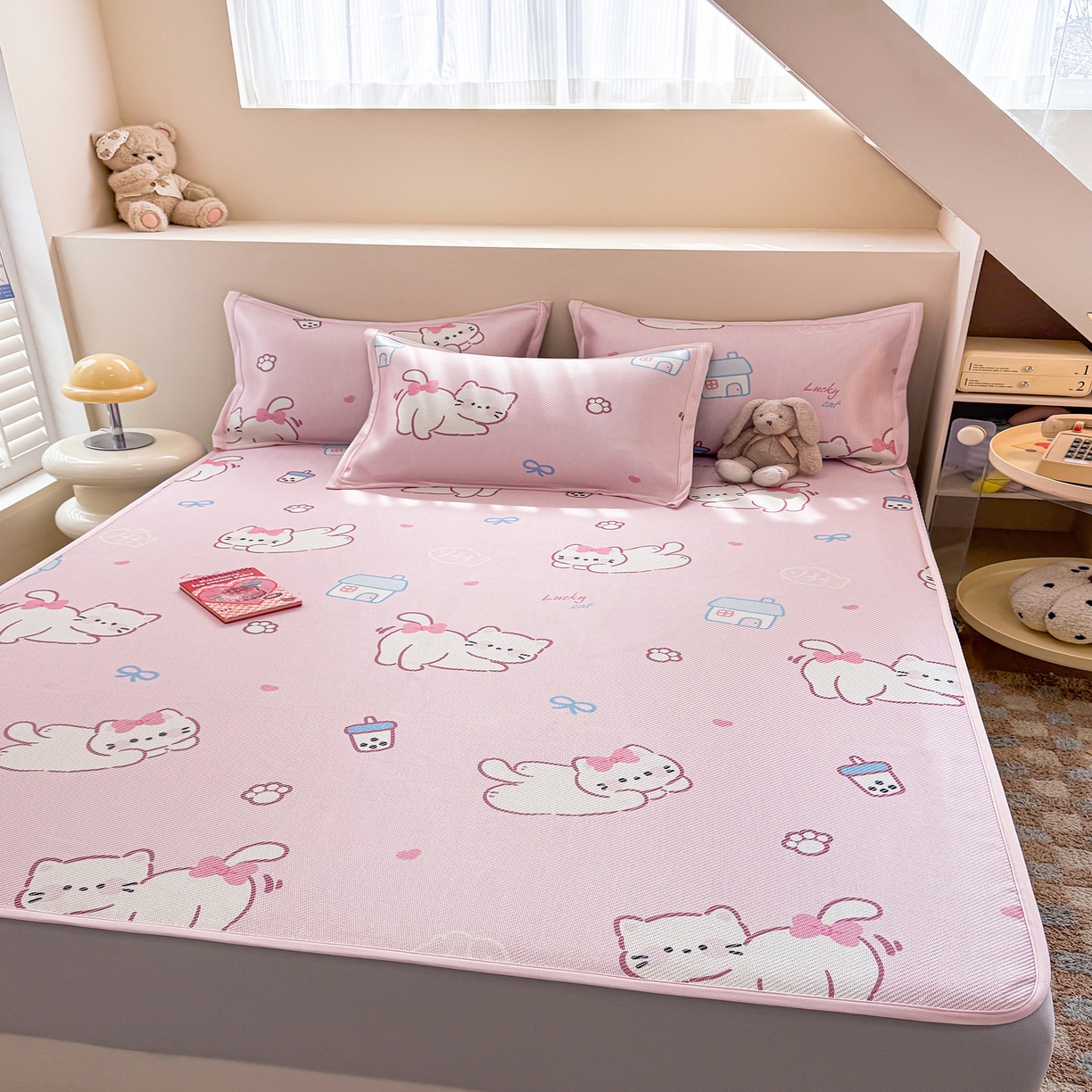 91家纺网 家纺一手货源 找家纺 懒猫家纺 2026春夏新款600D数码印花冰藤凉席席子-床笠款 奶茶猫咪