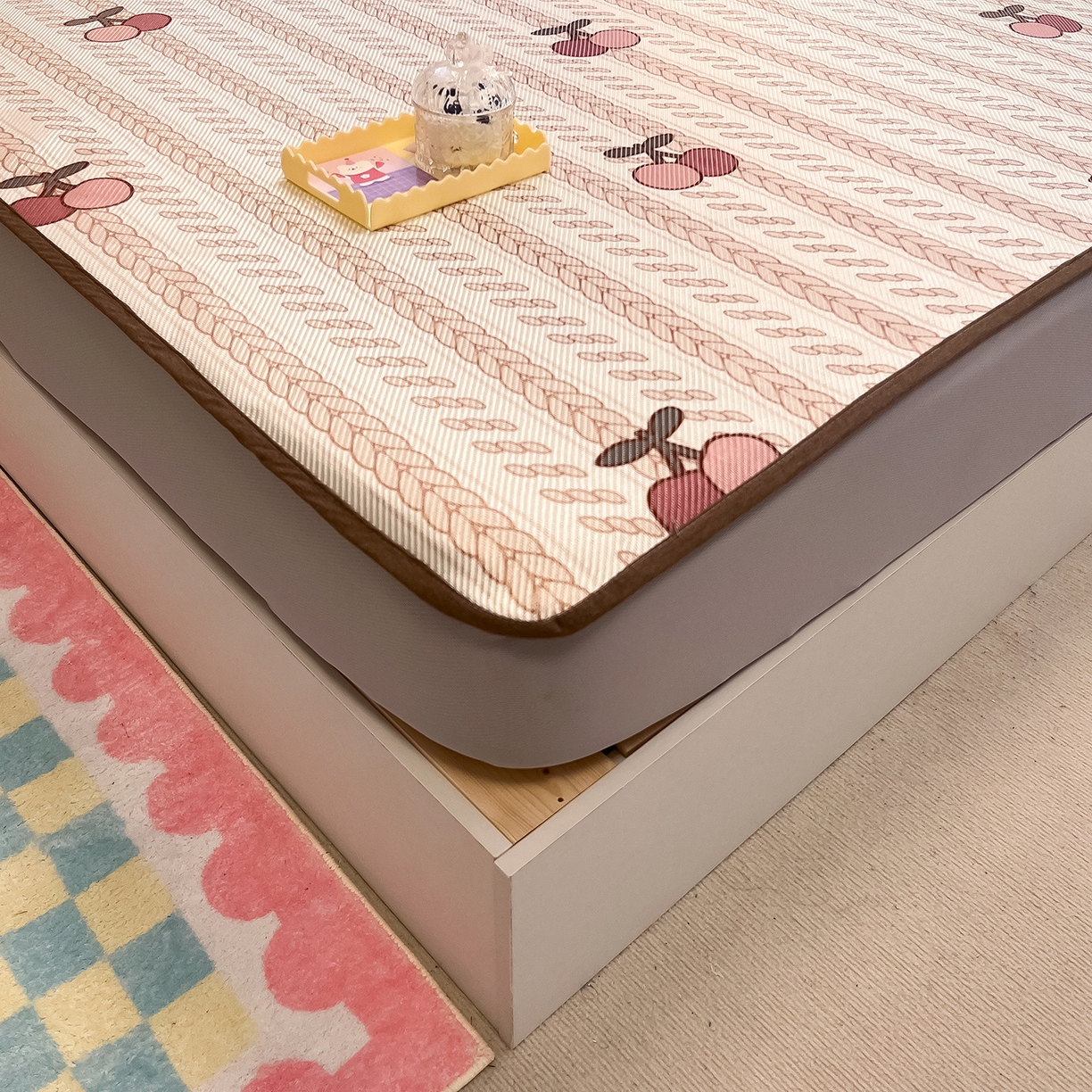 91家纺网 家纺一手货源 找家纺 懒猫家纺 2026春夏新款600D数码印花冰藤凉席席子-床笠款 硕果