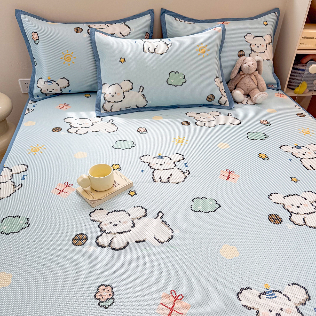 91家纺网 家纺一手货源 找家纺 懒猫家纺 2026春夏新款600D数码印花冰藤凉席席子-床笠款 玩耍小狗-蓝