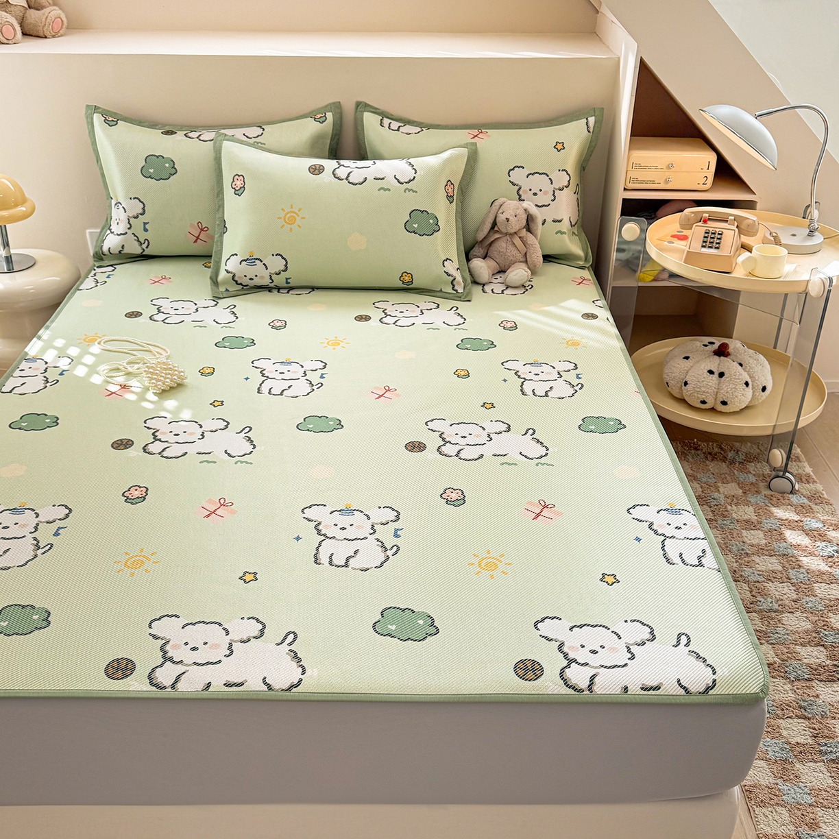 91家纺网 家纺一手货源 找家纺 懒猫家纺 2026春夏新款600D数码印花冰藤凉席席子-床笠款 玩耍小狗-绿