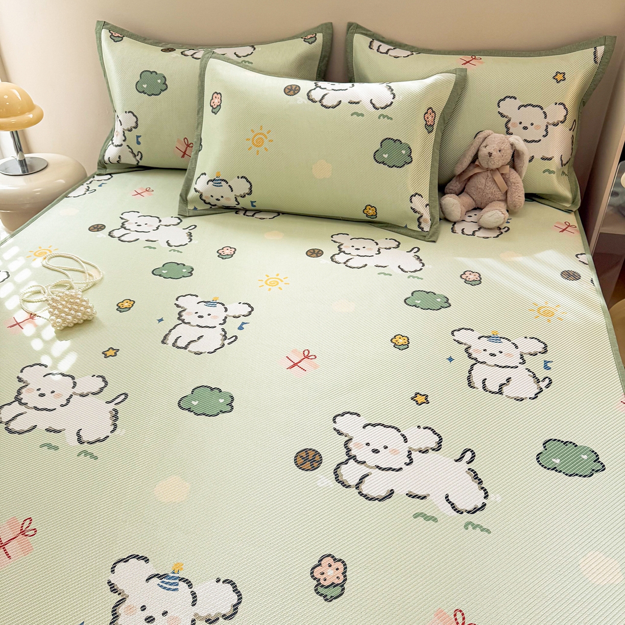 91家纺网 家纺一手货源 找家纺 懒猫家纺 2026春夏新款600D数码印花冰藤凉席席子-床笠款 玩耍小狗-绿