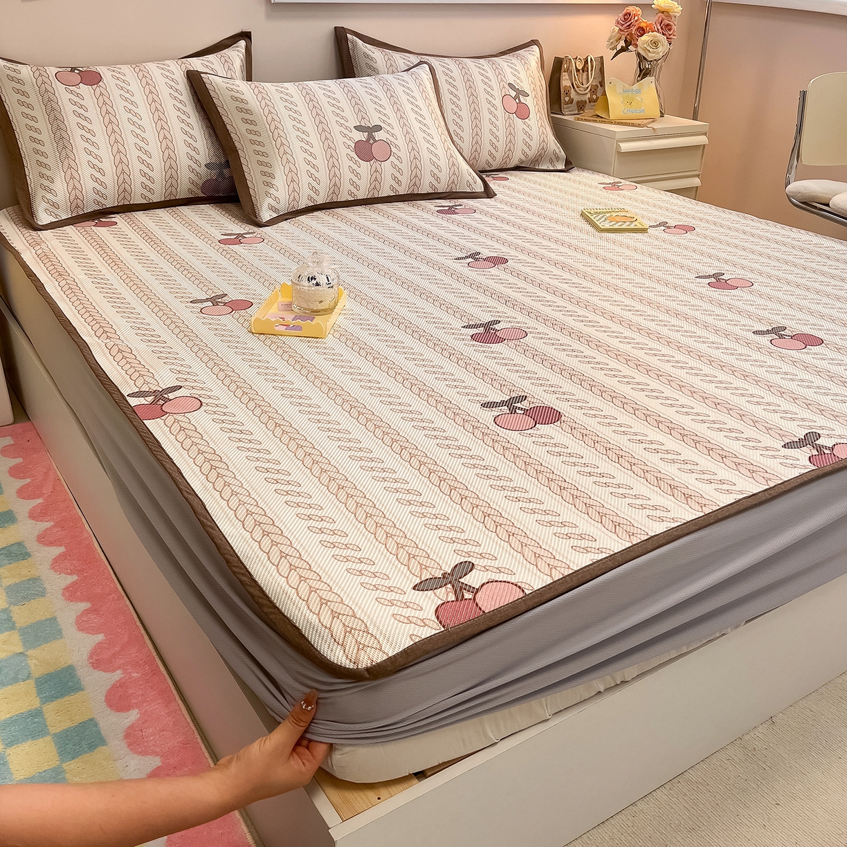 91家纺网 家纺一手货源 找家纺 懒猫家纺 2026春夏新款600D数码印花冰藤凉席席子-床笠款 硕果