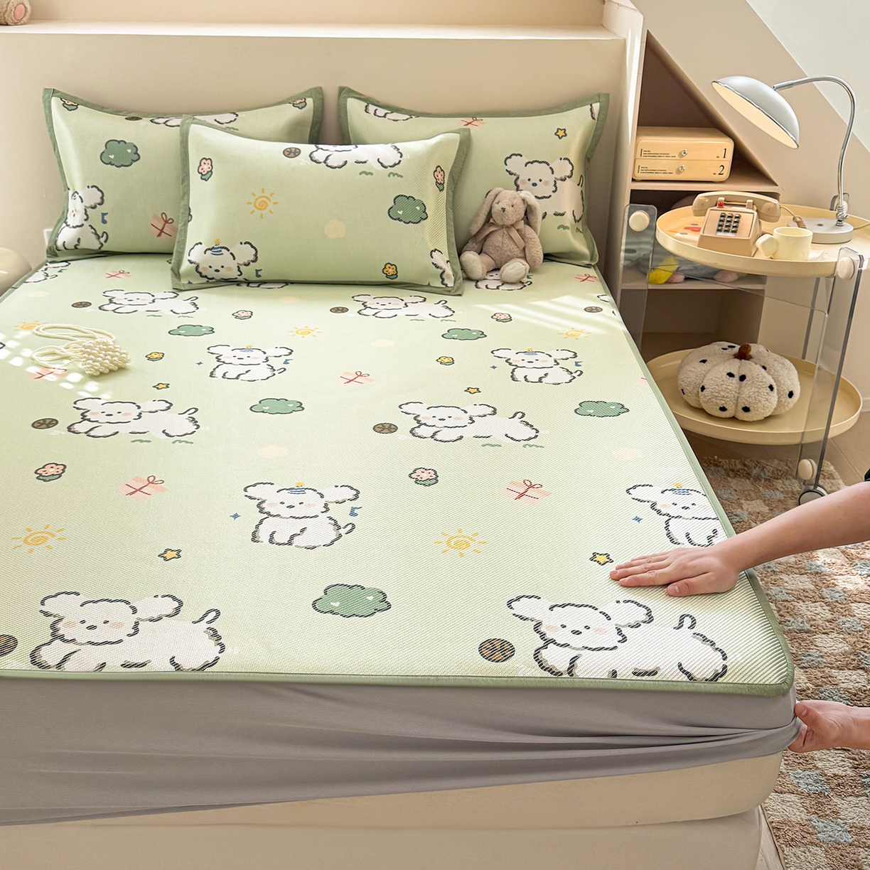 懒猫家纺 2026春夏新款600D数码印花冰藤凉席席子-床笠款 玩耍小狗-绿