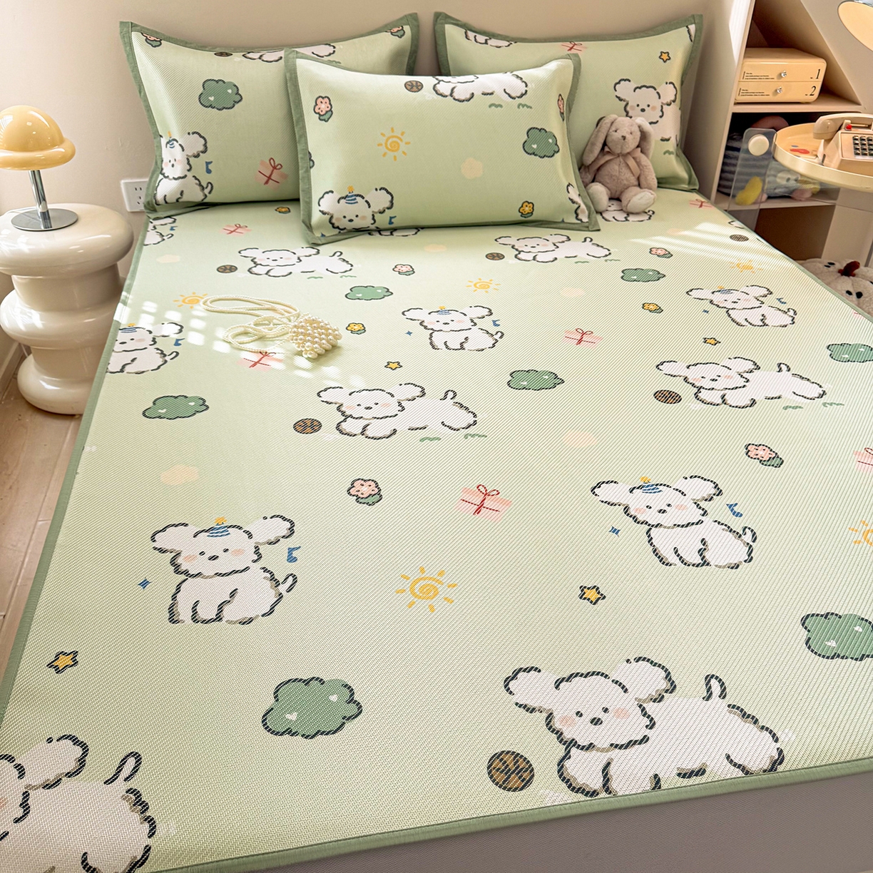 91家纺网 家纺一手货源 找家纺 懒猫家纺 2026春夏新款600D数码印花冰藤凉席席子-床笠款 玩耍小狗-绿