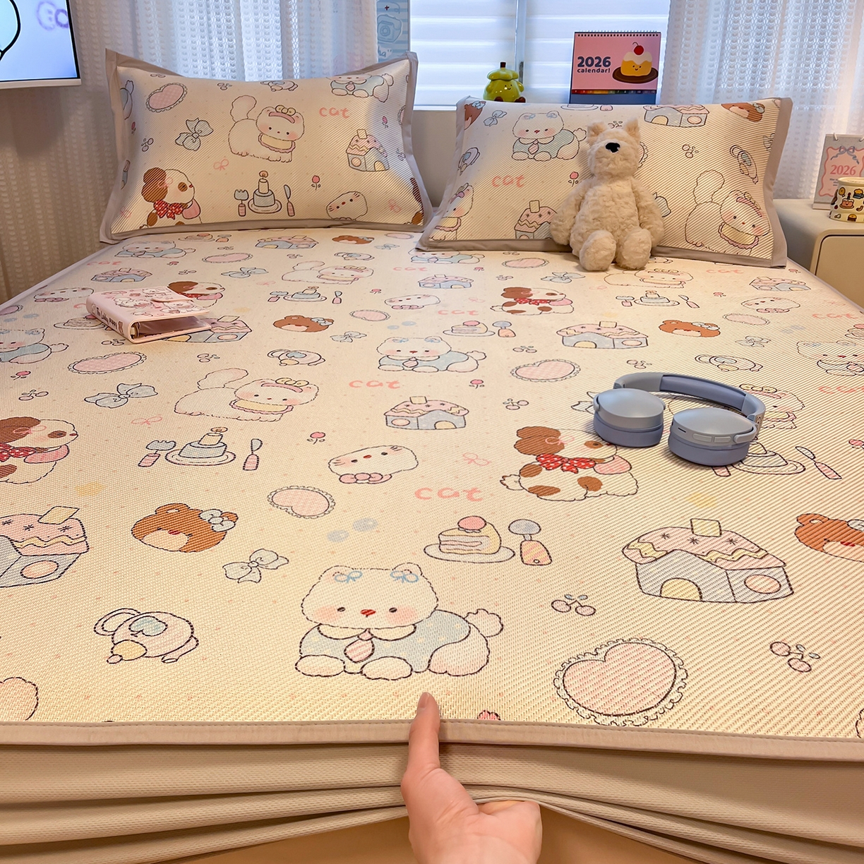 91家纺网 家纺一手货源 找家纺 懒猫家纺 2026春夏新款600D数码印花冰藤凉席席子-床笠款 甜品小屋