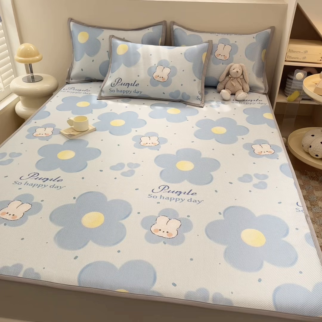 91家纺网 家纺一手货源 找家纺 懒猫家纺 2026春夏新款600D数码印花冰藤凉席席子-床笠款 兔兔花开