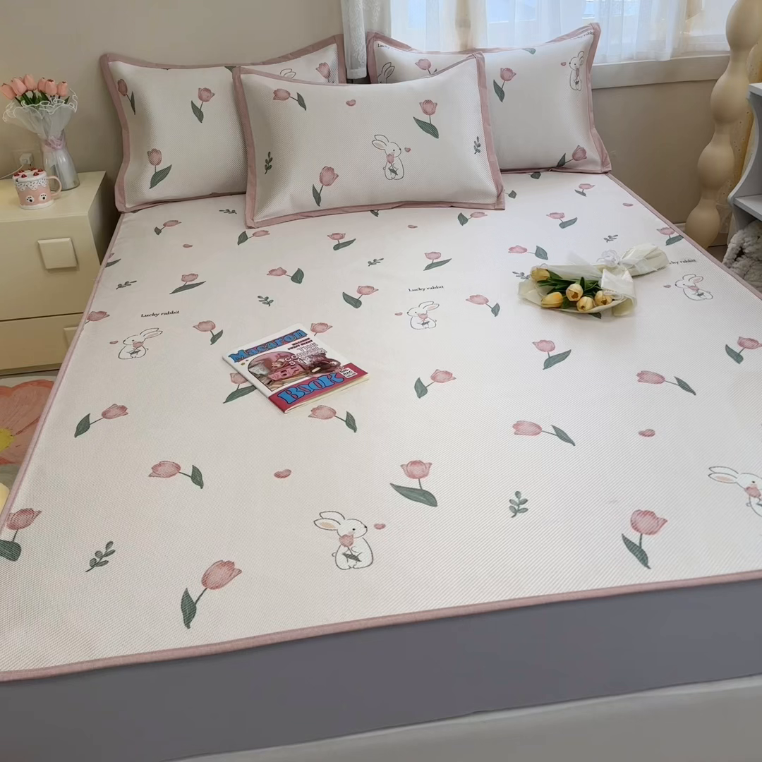 91家纺网 家纺一手货源 找家纺 懒猫家纺 2026春夏新款600D数码印花冰藤凉席席子-床笠款 花田小兔