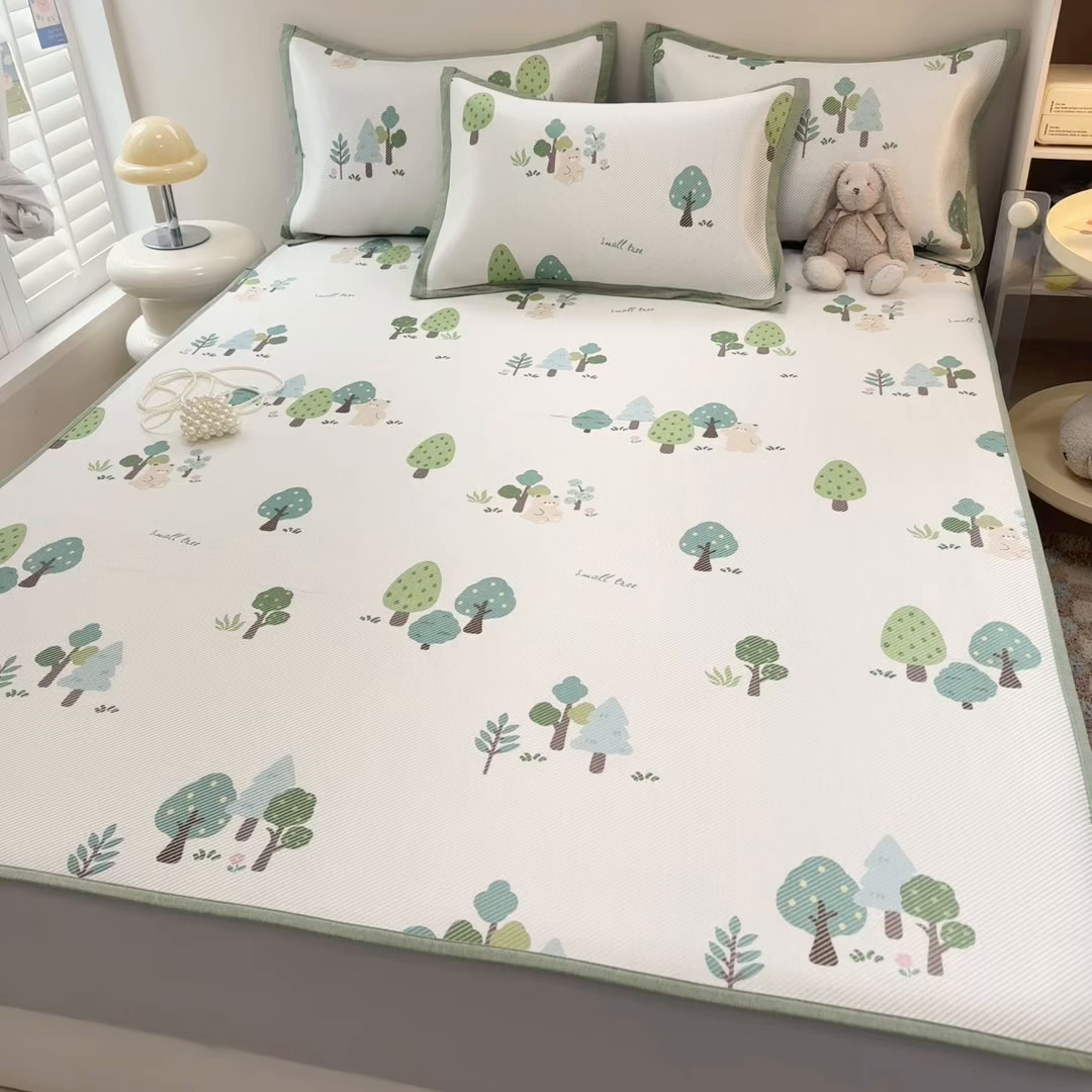 91家纺网 家纺一手货源 找家纺 懒猫家纺 2026春夏新款600D数码印花冰藤凉席席子-床笠款 森林小熊