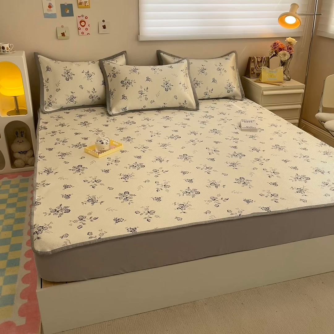 91家纺网 家纺一手货源 找家纺 懒猫家纺 2026春夏新款600D数码印花冰藤凉席席子-床笠款 时光清浅