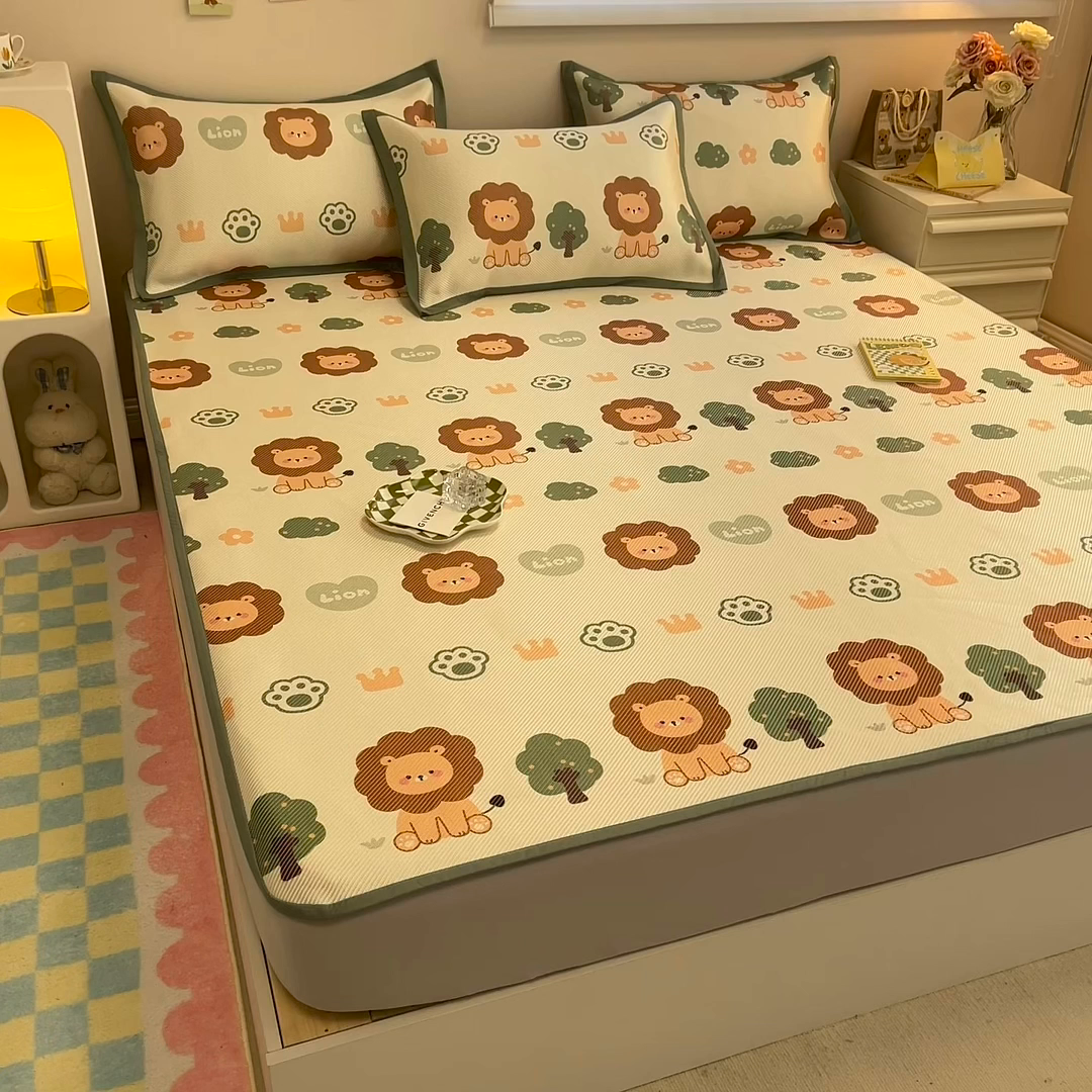 91家纺网 家纺一手货源 找家纺 懒猫家纺 2026春夏新款600D数码印花冰藤凉席席子-床笠款 狮子王