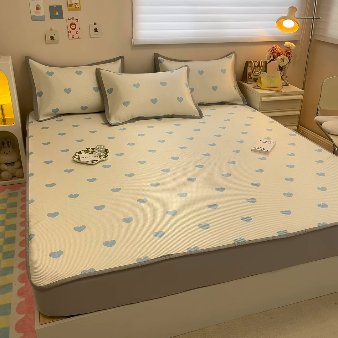 91家纺网 家纺一手货源 找家纺 懒猫家纺 2026春夏新款600D数码印花冰藤凉席席子-床笠款 小爱心