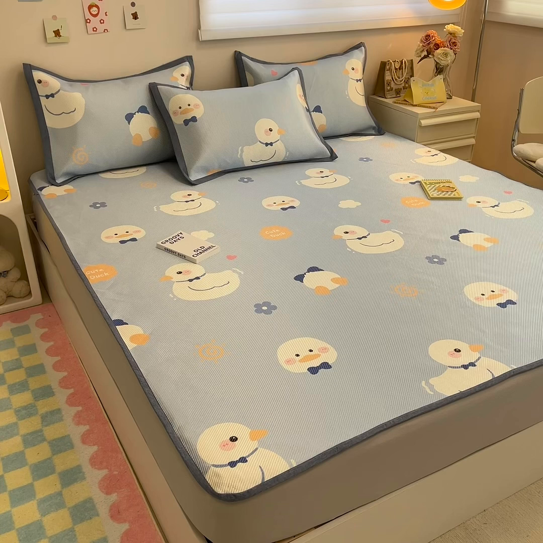 91家纺网 家纺一手货源 找家纺 懒猫家纺 2026春夏新款600D数码印花冰藤凉席席子-床笠款 小鸭子