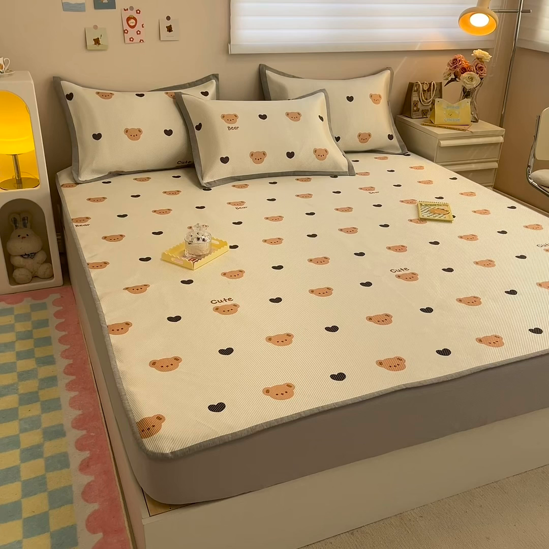 91家纺网 家纺一手货源 找家纺 懒猫家纺 2026春夏新款600D数码印花冰藤凉席席子-床笠款 小熊仔